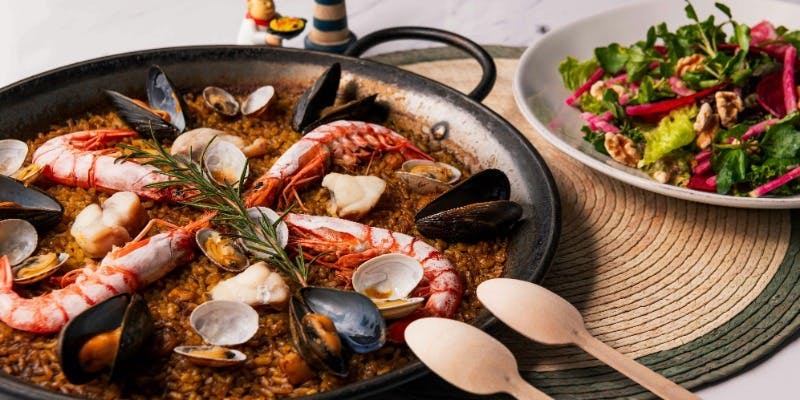 【PAELLA LUNCH SET】平日限定・季節野菜のサラダと、6種から選べるパエリアセット（平日限定）