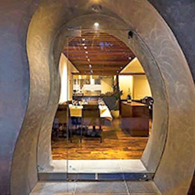 そら豆型の入り口が印象的なレストラン