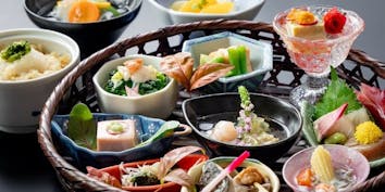【花かご御膳】四季折々の恵み、花かごに盛り込んだ至福の和のひととき - 日本料理 松風／西鉄グランドホテル