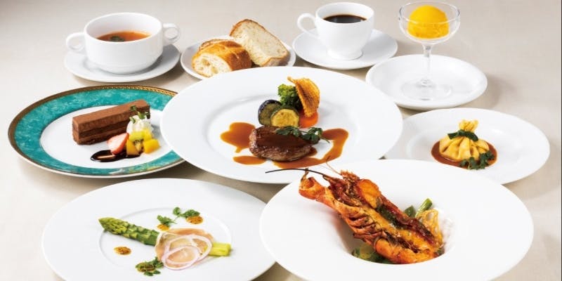 【スペシャルランチコース】前菜3種、鮮魚のポワレ、牛フィレステーキなど全7品＋乾杯ドリンク付き