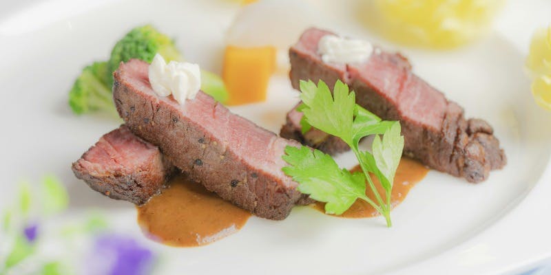 【和牛フィレステーキランチ】前菜、スープ、 デザートなど＋乾杯ドリンク付き