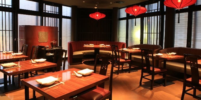 暖色で統一されたおしゃれな「重慶飯店（じゅうけいはんてん）本館」内観