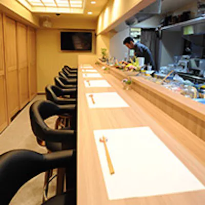 白木を基調とした和風の落ち着いたこだわりの店内
