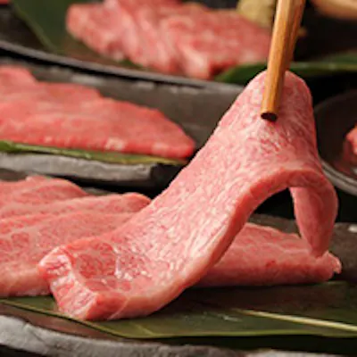 肉の魅力を日々感じる、お客さまの笑顔が元気の源の料理人が厳選したロースを