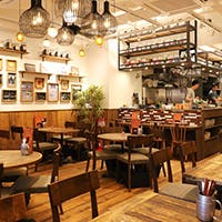 温かなウッドテイスト、昼間はおしゃれで明るく、夜は間接照明で雰囲気を演出