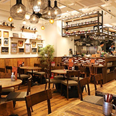 温かなウッドテイスト、昼間はおしゃれで明るく、夜は間接照明で雰囲気を演出