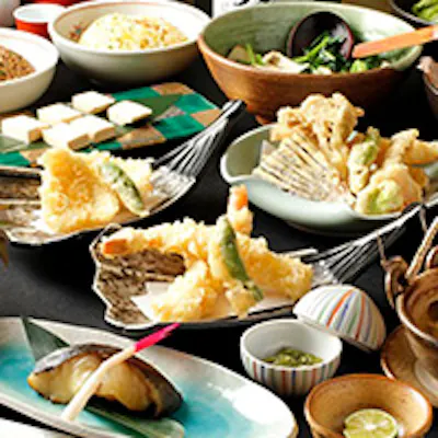 店主佐藤が厳選した旬の料理の数々