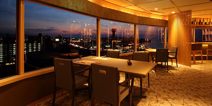 21年版 夜景が見える福岡のレストラン徹底調査 カップル 記念日 デートにおすすめのディナーランキングtop15 ベイエリアを一望 クルージング テラス席 高層階など アニバーサリーズマガジン