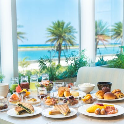 目の前に広がる美しい海を見ながら、 バランスの取れた朝食を味わう