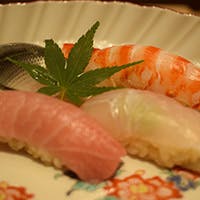 職人技を愉しむカウンター席で鮨の醍醐味を
