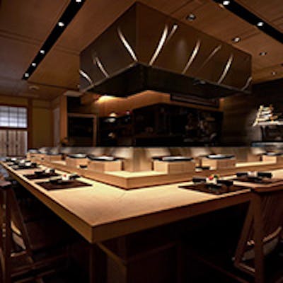 洗練された空間で、軽やかな天麩羅に舌鼓