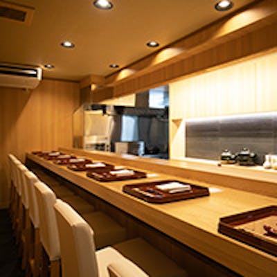 カウンター越しの臨場感を感じ、味わいながらいただくお料理