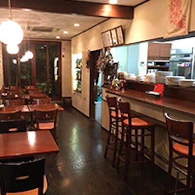 ブラウンで落ち着いたトーンの店内