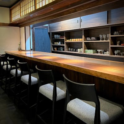 和の落ち着いた空間で旬の料理を味わう