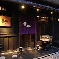 和モダンの大人な雰囲気の店内