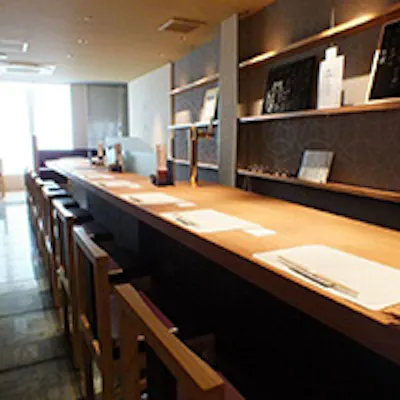 温かみある落ち着いた雰囲気の店内