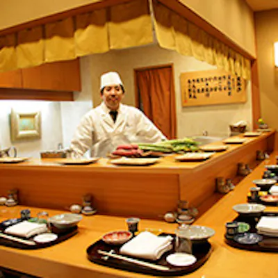 古き良き銀座のたたずまいを今に残し、ひっそりとのれんを掲げる天ぷら専門店