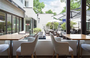 ヨックモック青山本店 ブルー・ブリック・ラウンジ