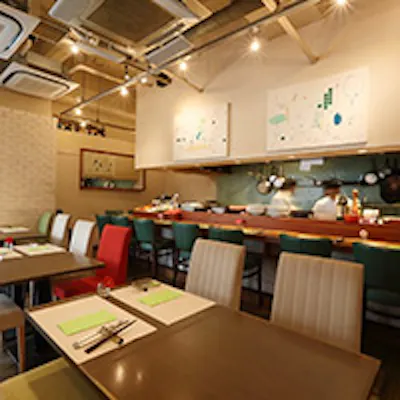開放感あふれる明るい店内