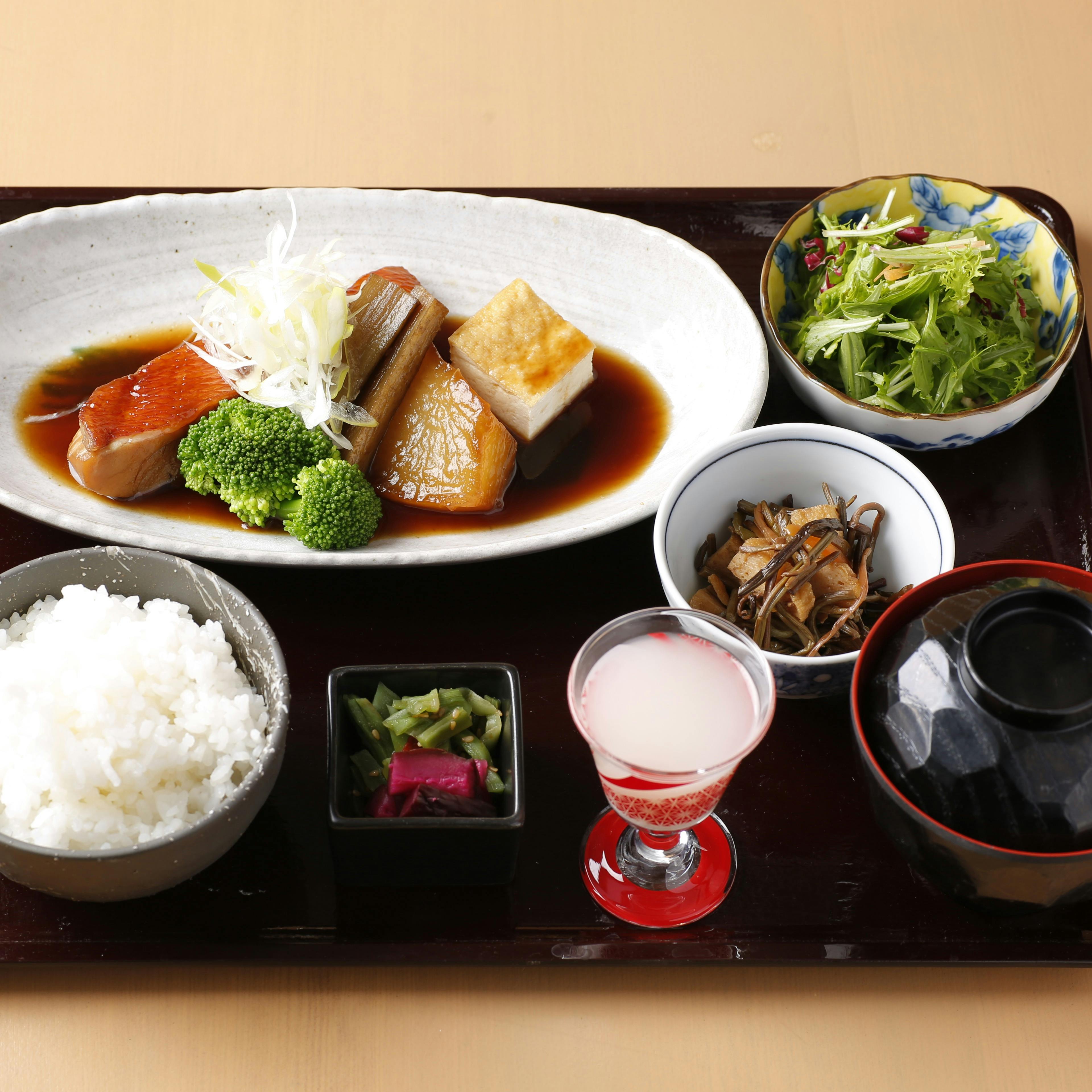 和食日和 おさけと 神保町 【人気のランチ膳】金目鯛の煮付け御膳 ランチ プラン(11341929)・メニュー