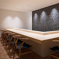 閑静な赤坂の住宅街にひっそりと佇む寿司店