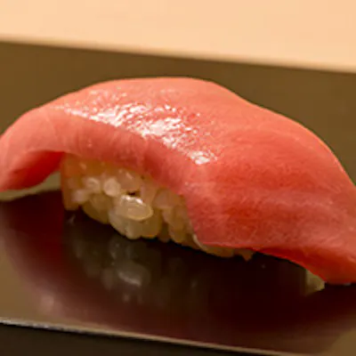 店主の珠玉の握りに舌鼓を打つ、本場の江戸前鮨