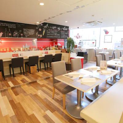 明るく、開放感のある店内