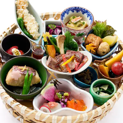 彩り鮮やかな創作メニューをお楽しみください