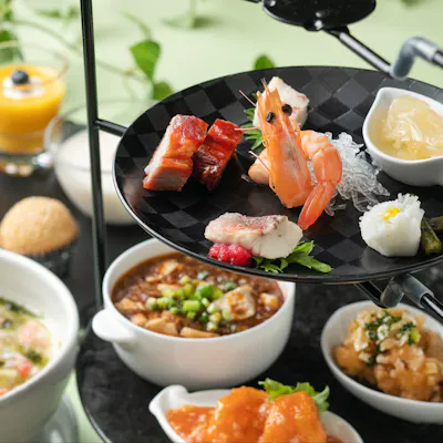 《料理長おすすめ》様々なお料理を少しずつ楽しめる豪華なセット