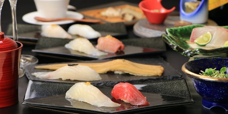 【満喫コース】前菜3種、蒸物、椀物、寿司8貫など