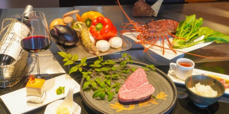 【宴コース】厳選した国産牛に加え伊勢海老もお楽しみいただけるコース