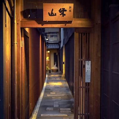 京都らしい風情漂う町並みに位置する当店