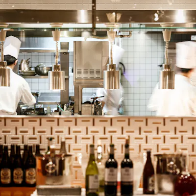 フランス料理店ならではの優雅な空間で、記憶に残るひとときを