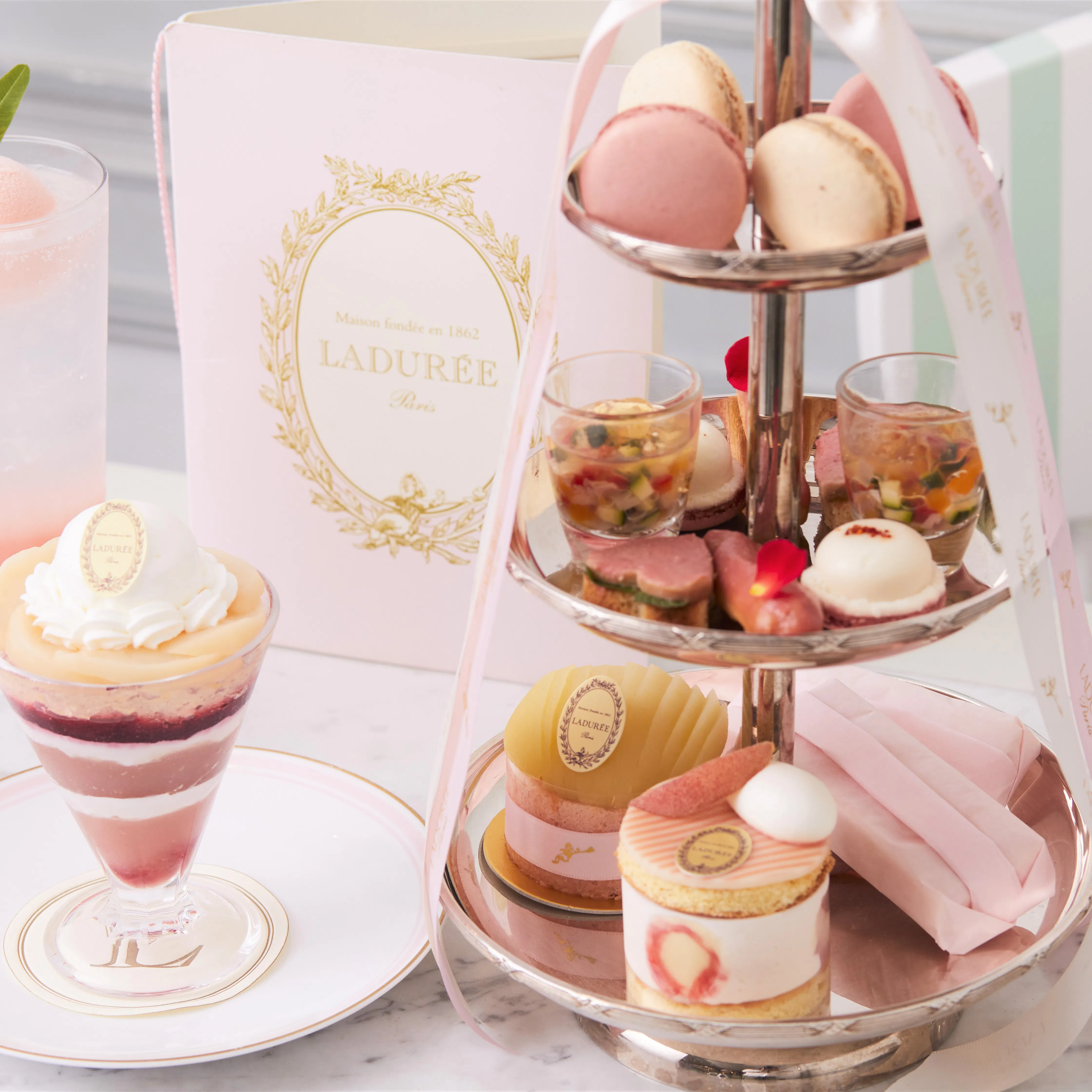 ラデュレ サロン ド テ 銀座三越店 Laduree Salon De The 銀座 フランス料理 一休 Comレストラン