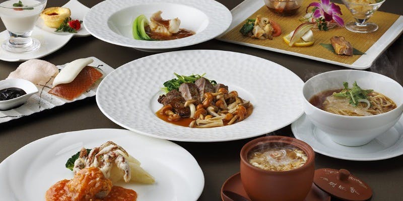 【Xmas2025】飯店名物フカヒレ入り汁そば含む全8品　華扇コース＋グラスシャンパーニュ付（レストラン席）
