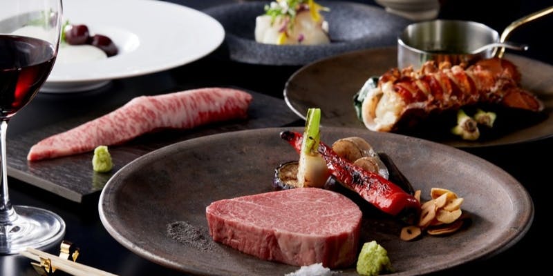 【ニュー松坂コース（ステーキと海鮮）】前菜、黒毛和牛の炙り寿司、選べるメインなど全9品
