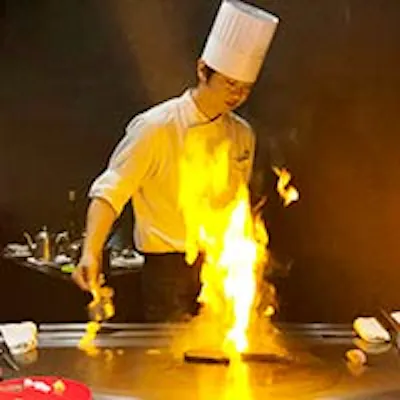 目の前で焼きあがる全席対面型での調理