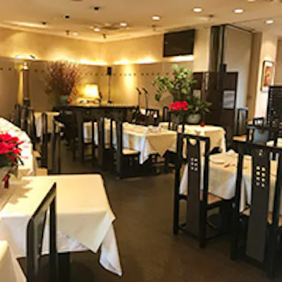 洗練された明るくモダンな店内