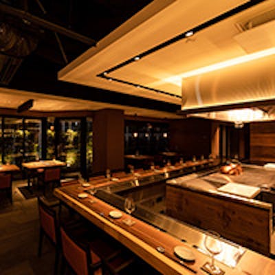 シックな雰囲気のなかに広がる和の要素