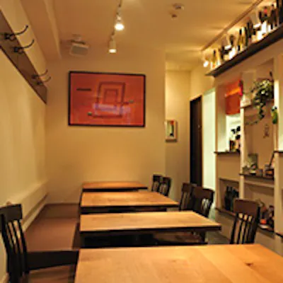 明るく落ち着いた雰囲気の店内