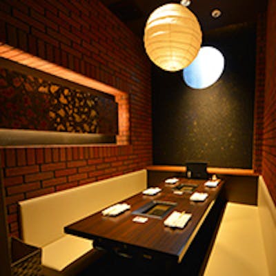 塊肉が目印の、シックな雰囲気のお店