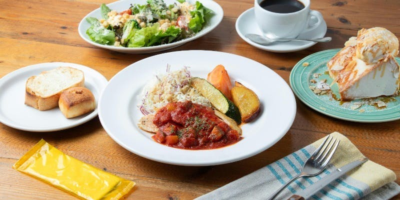 【LUNCH COURSE】サラダ＋選べるメイン＋エンゼルフードケーキ＋ドリンク（平日13時以降限定）
