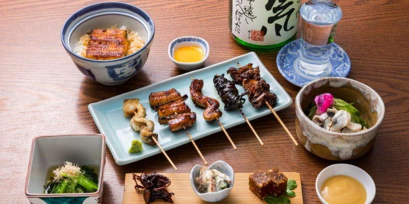 【うなぎ串焼 ほろ酔いセット】日本酒1合、鰻の珍味、おまかせ串焼き5種、鰻ミニ丼など
