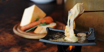 【チーズ好きにはたまらない】裏名物ラクレットチーズと前菜にピッツァ全6品 - 伊太利亜市場BAR