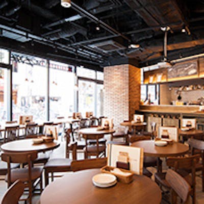 自然光が差し込むオープンキッチンのおしゃれな店内