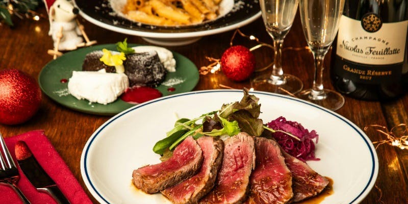 【2025Xmas】厳選牛ローストステーキ×Xmas特製スイーツなど全8品＋【2H飲み放題付き】（12/12～25限定）