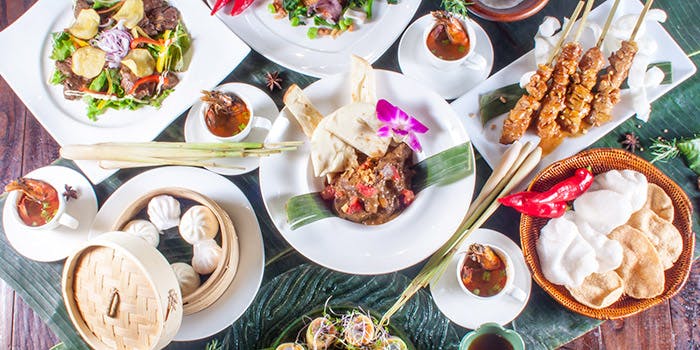 サラダやせんべい、小鉢がそろうテーブル