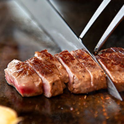 目の前で焼き上げる鉄板焼きの醍醐味を味わう