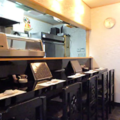 店主との会話が愉しめるカウンター席