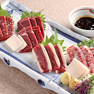 毎日、熊本阿蘇より直送される新鮮桜肉料理